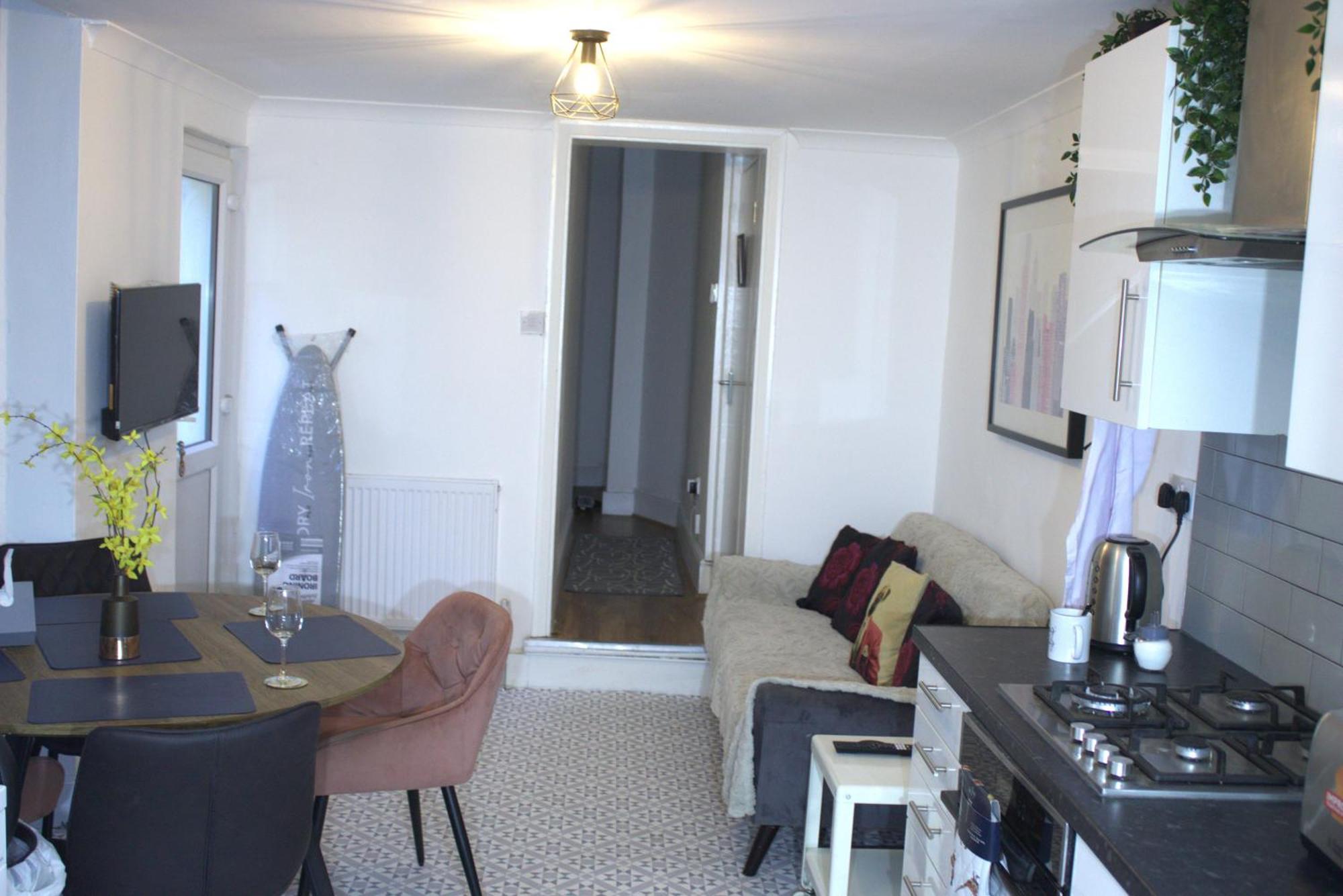 Two Bedroom Flat Near Transport & Shops ลอนดอน ภายนอก รูปภาพ