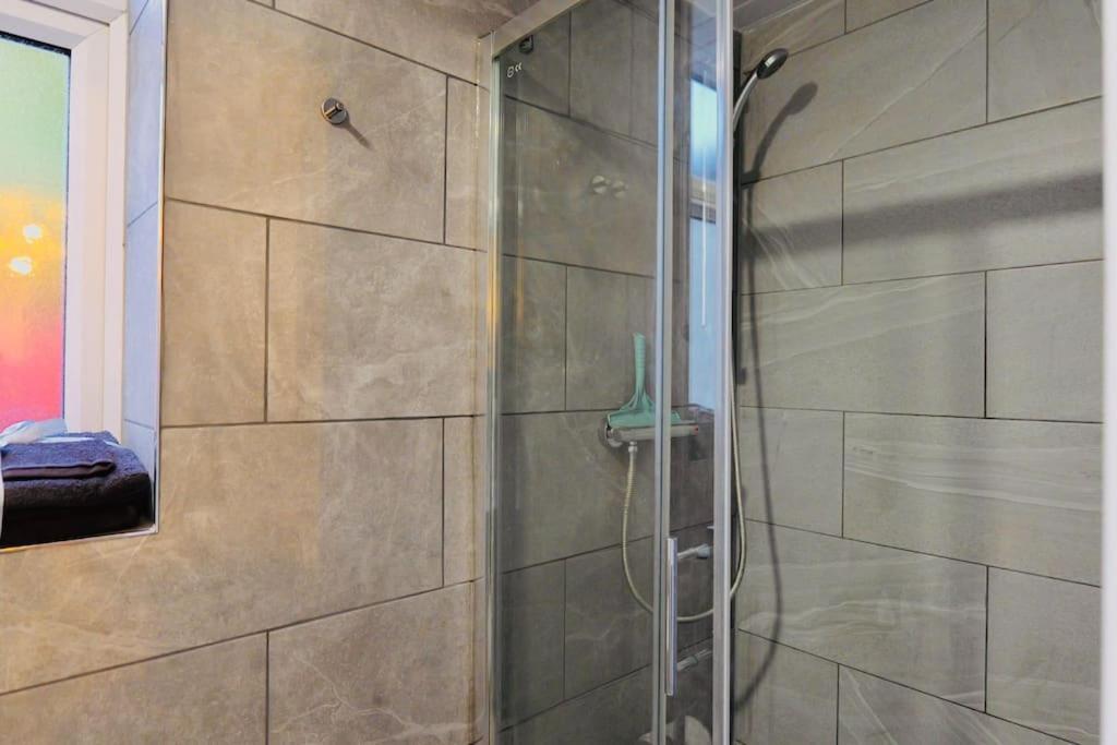 Two Bedroom Flat Near Transport & Shops ลอนดอน ภายนอก รูปภาพ