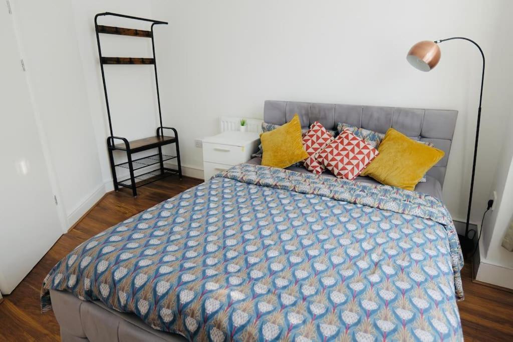 Two Bedroom Flat Near Transport & Shops ลอนดอน ภายนอก รูปภาพ