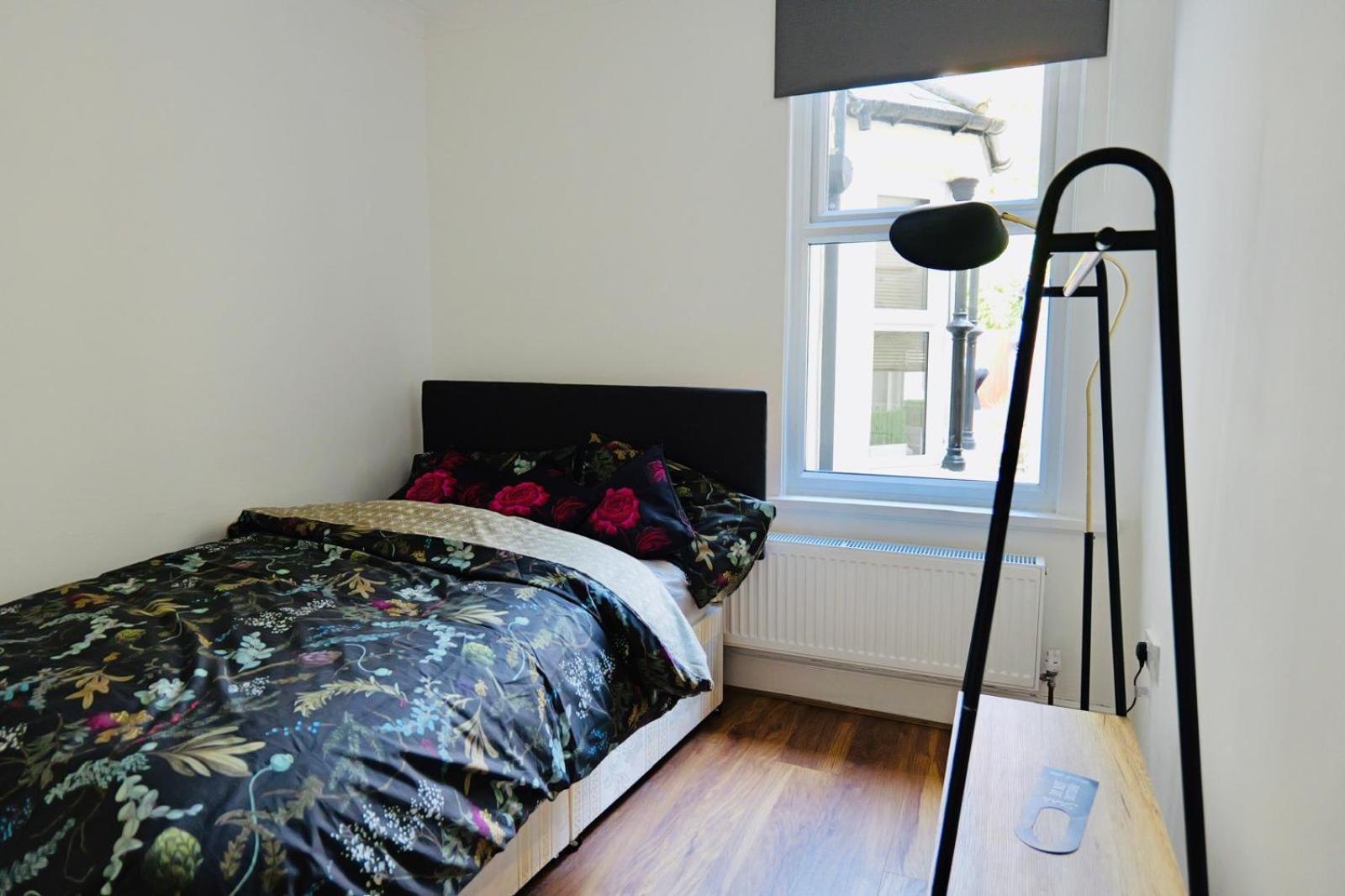 Two Bedroom Flat Near Transport & Shops ลอนดอน ภายนอก รูปภาพ